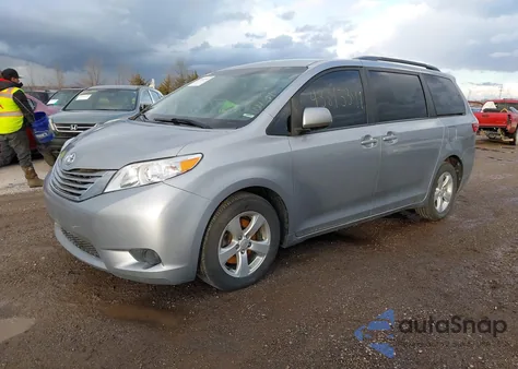 2015 Toyota Sienna Le 8 Passenger z USA, uszkodzony, nr VIN 5TDKK3DCXFS585488